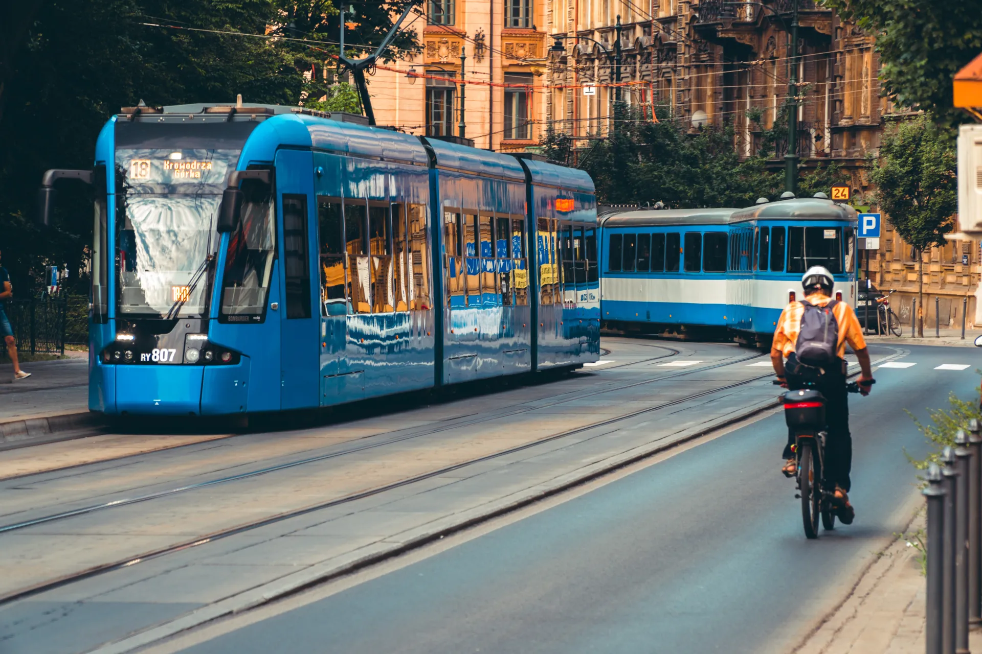 Tramwaj jadący ulicą